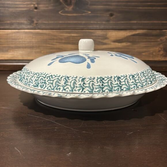 ABC Distributing Beautiful Pattern Blue Hearts Ceramic Pie Plate with Lid - Picture 2 of 12